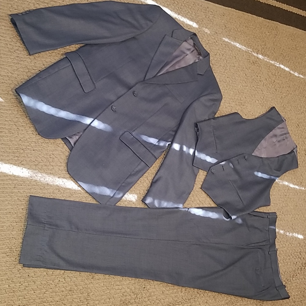 Caravelli Gray 3-Piece Suit